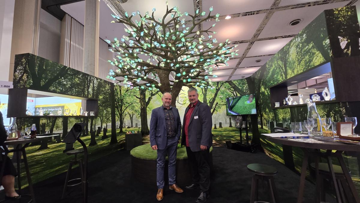 Ze skla vzpomínka. Památeční křišťálové urny z Českolipska našly podporu v programu PlatInn